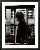 Bob Dylan passant devant une vitrine de magasin à Londres, 1966|The One and Only Bob Dylan Walking Past a Shop Window in London, 1966 Affiches