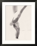 Gros plan des pieds et des mains d'une ballerine Posters par John Glembin