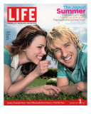 Actors Rachel McAdams and Owen Wilson Outdoors Lying on Lawn, July 1, 2005 Photographie par Karina Taira