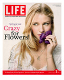 Portrait of Actress Emilie De Ravin Holding an Orchid Flower, April 7, 2006 Photographie par Karina Taira