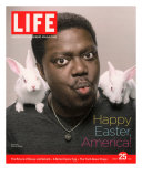 Happy Easter, Comic Actor Bernie Mac with White Rabbits on Shoulders, March 25, 2005 Photographie par Karina Taira