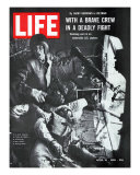 Helicopter Crew Chief James Farley Shoutes to Crew as Pilot Lt Magel Dies Beside Him, April 16, 196 Premium fotografisk trykk av Larry Burrows
