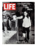12-Year-Old Vietnamese Girl Nguyen Thi Tron Watching New Wooden Leg Being Made, November 8, 1968 Premium fotografisk trykk av Larry Burrows