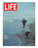Robert F. Kennedy Jogging on the Beach with his Dog, June 14, 1968 Photographie par Bill Eppridge