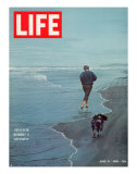 Bill Eppridge - Robert F. Kennedy Jogging on the Beach with his Dog, June 14, 1968 - Birinci Sınıf Fotografik Baskı