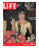 Actress Elizabeth Taylor with her Academy Award at an Oscar Party Following her Win, April 28, 1961 Lámina fotográfica por Allan Grant Actress Elizabeth Taylor with her Academy Award at an Oscar Party Following her Win, April 28, 1961 Lámina fotográfica por Allan Grant