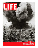US Marines Behind Hillside Cover, Blowing up Connection to Japanese Blockhouse, WWII, April 9, 1945 Premium-Fotodruck von W. Eugene Smith