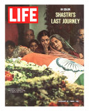 Shastri's Last Journey, Funeral of Indian PM Lal Bahadur Shastri, January 21, 1966 Premium fotografisk trykk av Larry Burrows