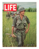 Soldiers Walking Through Grass in Vietnam, June 12, 1964 Premium fotografisk trykk av Larry Burrows