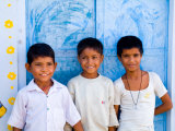 Children Against Blue Wall in Jaipur, Rajasthan, India Photographie par Bill Bachmann