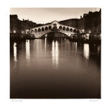 Ponte Rialto di Notte Poster von Alan Blaustein