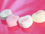 Heart Shaped Candies with Love Messages Lámina fotográfica Heart Shaped Candies with Love Messages Lámina fotográfica