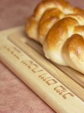 Loaf of Jewish Challah Bread on Wooden Board with Hebrew Lettering Lámina fotográfica Loaf of Jewish Challah Bread on Wooden Board with Hebrew Lettering Lámina fotográfica