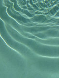 Close-Up of Rippling Clear Water Lámina fotográfica