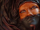 Close-Up of an Ornately Carved Face on a Sculpture Lámina fotográfica Close-Up of an Ornately Carved Face on a Sculpture Lámina fotográfica