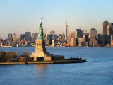 Historic Statue of Liberty in Front of the Skyline of Manhattan, New York Fotografie-Druck