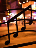 Nighttime View of Beale Street in Memphis, Tennessee Through Musical Notes on a Window Lámina fotográfica Nighttime View of Beale Street in Memphis, Tennessee Through Musical Notes on a Window Lámina fotográfica