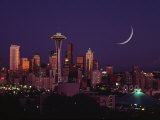 Buildings and Skyscrapers Illuminated at Night in Skyline in Seattle, Washington Lámina fotográfica Buildings and Skyscrapers Illuminated at Night in Skyline in Seattle, Washington Lámina fotográfica