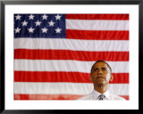 Barack Obama in front of US Flag, Flint, MI 額入り写真プリント