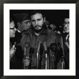 Fidel Castro arrives at MATS Terminal, Washington, D.C., c.1959 Photographie encadrée