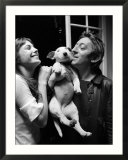 Jane Birkin, Serge Gainsbourg dans leur maison rue de Verneuil, Paris, mai 1972 Photographie encadrée