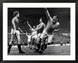 Kenny Dalglish Liverpool Football Player Celebrates Scoring Goal Against Manchester United Photographie encadrée
