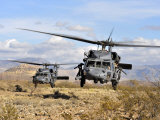 Two HH-60 Pavehawk Helicopters Preparing to Land Fotografisk tryk af Stocktrek Images Two HH-60 Pavehawk Helicopters Preparing to Land Fotografisk tryk af Stocktrek Images
