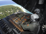 Airmen Push Out a Pallet of Donated Goods over the Island of Yap from C-130 Hercules, Dec 19, 2008 Lámina fotográfica por Stocktrek Images