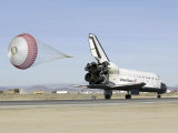 Space Shuttle Endeavour with its Drag Chute Deployed Lámina fotográfica por Stocktrek Images