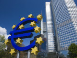 Euro Symbol, European Central Bank, Euro Tower, Willy Brandt Platz, Frankfurt-Am-Main, Germany Photographie par Walter Bibikow