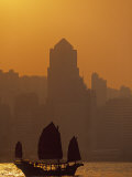 Junk on Victoria Harbour, Hong Kong, China Photographie par Neil Farrin