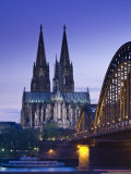 Walter Bibikow - Evening, Cologne Cathedral and Hohenzollern Bridge, Cologne, Rhineland-Westphalia, Germany Fotografická reprodukce Walter Bibikow - Evening, Cologne Cathedral and Hohenzollern Bridge, Cologne, Rhineland-Westphalia, Germany Fotografická reprodukce