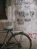 Bicycle and Graffitti, Taikang Road Arts Center, French Concession Area, Shanghai, China Photographie par Walter Bibikow