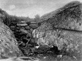 Rebel Sharpshooter Slumped Down in Hideout, Rifle Perched Against Rocks, End of Battle of Gettysbur Fototryk i høj kvalitet af Alexander Gardner