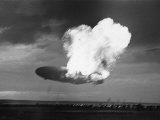 Hindenburg Zeppelin Bursting into Flames While Attempting to Land after 37th Ocean Crossing Lámina fotográfica por Arthur Cofod