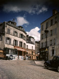 Winding, Uphill Street of the Montmartre Section of Paris Lámina fotográfica por William Vandivert