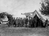 US Pres. Abraham Lincoln Standing on Campsite with Group of Federal Officers on Battlefield Fototryk i høj kvalitet af Alexander Gardner