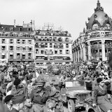 Allied Forces and French Civilians Celebrating the Liberation of Paris, Hotel De La Ville Lámina fotográfica por Frank Scherschel