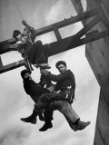 Relief Workers Hanging from Cable in Front of a Giant Beam During the Construction of Fort Peck Dam Lámina fotográfica por Margaret Bourke-White Relief Workers Hanging from Cable in Front of a Giant Beam During the Construction of Fort Peck Dam Lámina fotográfica por Margaret Bourke-White