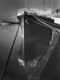 Oil Tanker Tied Up at Dock While it Is Being Loaded with Barrels of Oil Lámina fotográfica por Margaret Bourke-White Oil Tanker Tied Up at Dock While it Is Being Loaded with Barrels of Oil Lámina fotográfica por Margaret Bourke-White