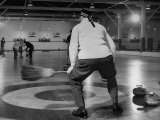 Men Curling with Mops and Brooms Lámina fotográfica por George Skadding