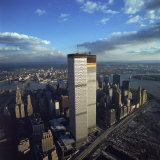 Financial District with World Trade Center's Twin Towers Dwarfing Rest of Wall Street Buildings Lámina fotográfica por Henry Groskinsky Financial District with World Trade Center's Twin Towers Dwarfing Rest of Wall Street Buildings Lámina fotográfica por Henry Groskinsky