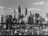New York City Skyline and Brooklyn Bridge, 1948 Lámina fotográfica por Andreas Feininger