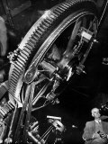 Astronomer Dr. Walter S. Adams Adjusting 100-Inch Telescope, Mt. Wilson Observatory Fotografisk tryk af Margaret Bourke-White