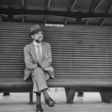 Elderly White South African Smoking Pipe Alone on Bench with Sign Noting, For Europeans Only Impressão fotográfica por Nat Farbman Elderly White South African Smoking Pipe Alone on Bench with Sign Noting, For Europeans Only Impressão fotográfica por Nat Farbman