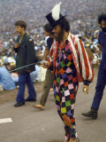Paul Foster Walking During the Woodstock Music and Art Festival Lámina fotográfica de primera calidad por Bill Eppridge