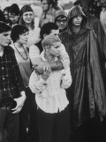 Hippies in Audience at Woodstock Music Festival Lámina fotográfica por Bill Eppridge Hippies in Audience at Woodstock Music Festival Lámina fotográfica por Bill Eppridge