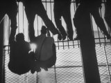 Fans Climbing a Fence at the Polo Grounds in Order to See Boxing Match Lámina fotográfica por Yale Joel