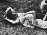 Young Couple Relaxing During Woodstock Music Festival Lámina fotográfica por Bill Eppridge Young Couple Relaxing During Woodstock Music Festival Lámina fotográfica por Bill Eppridge