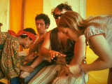 Two Women Giving Medical Care to Men, During the Woodstock Music and Art Fair Lámina fotográfica por John Dominis Two Women Giving Medical Care to Men, During the Woodstock Music and Art Fair Lámina fotográfica por John Dominis